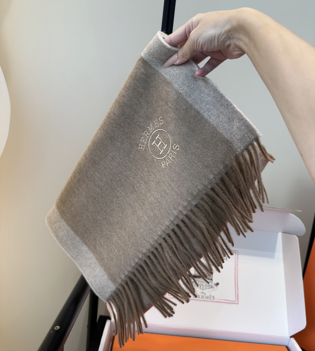 2025年Hermes · 爱马仕，难得一见的温柔配色，低调又不失优雅❗️】重点推荐❗️双边配色，一条围