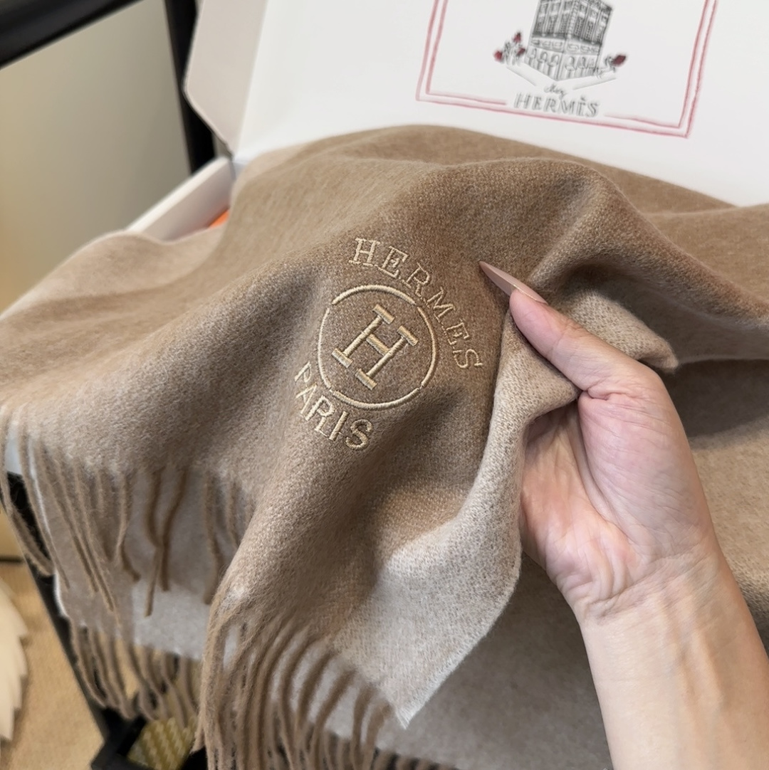 2025年Hermes · 爱马仕，难得一见的温柔配色，低调又不失优雅❗️】重点推荐❗️双边配色，一条围