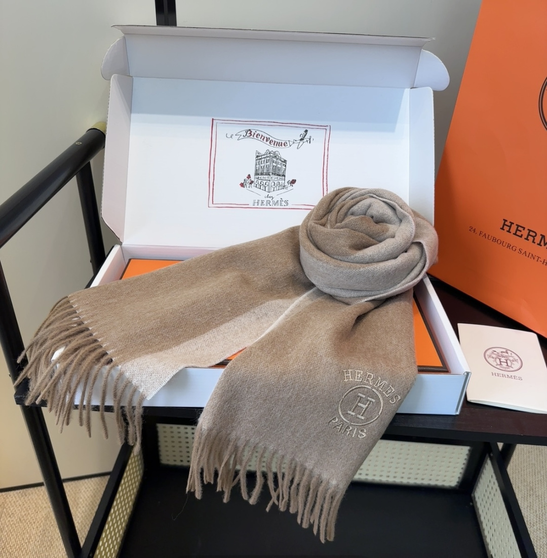 2025年Hermes · 爱马仕，难得一见的温柔配色，低调又不失优雅❗️】重点推荐❗️双边配色，一条围