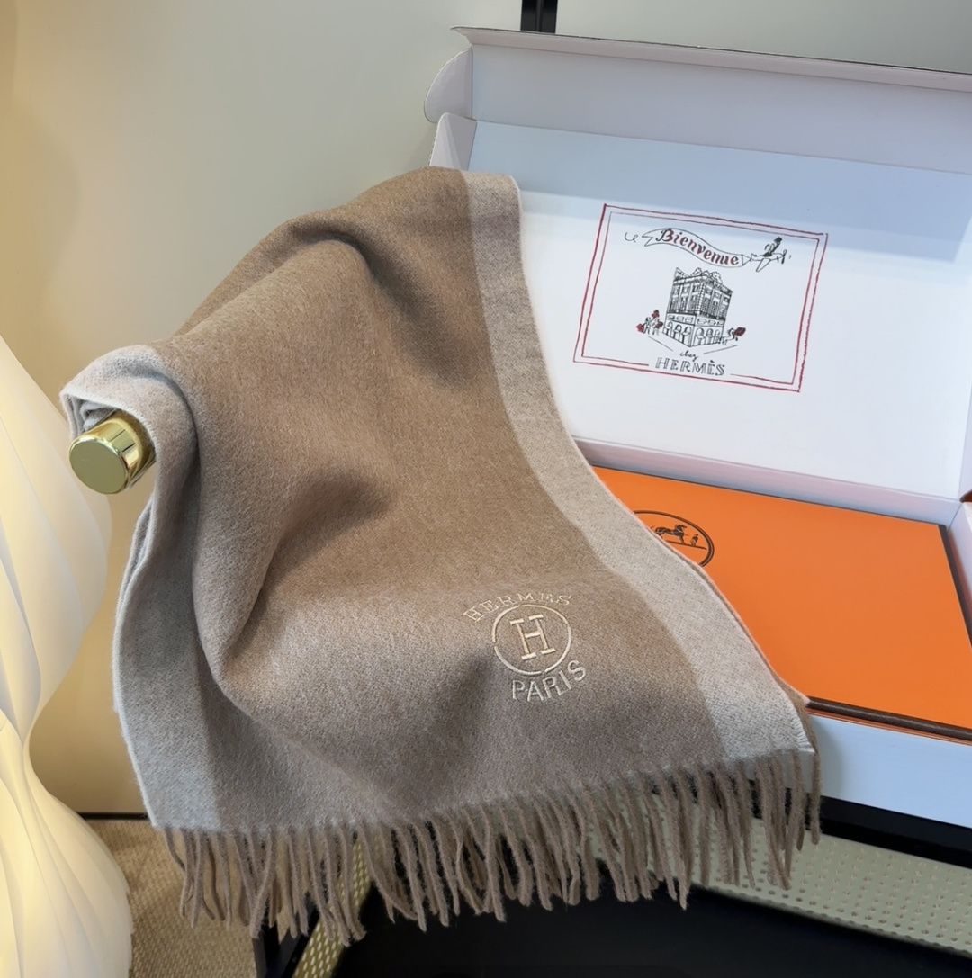 2025年Hermes · 爱马仕，难得一见的温柔配色，低调又不失优雅❗️】重点推荐❗️双边配色，一条围