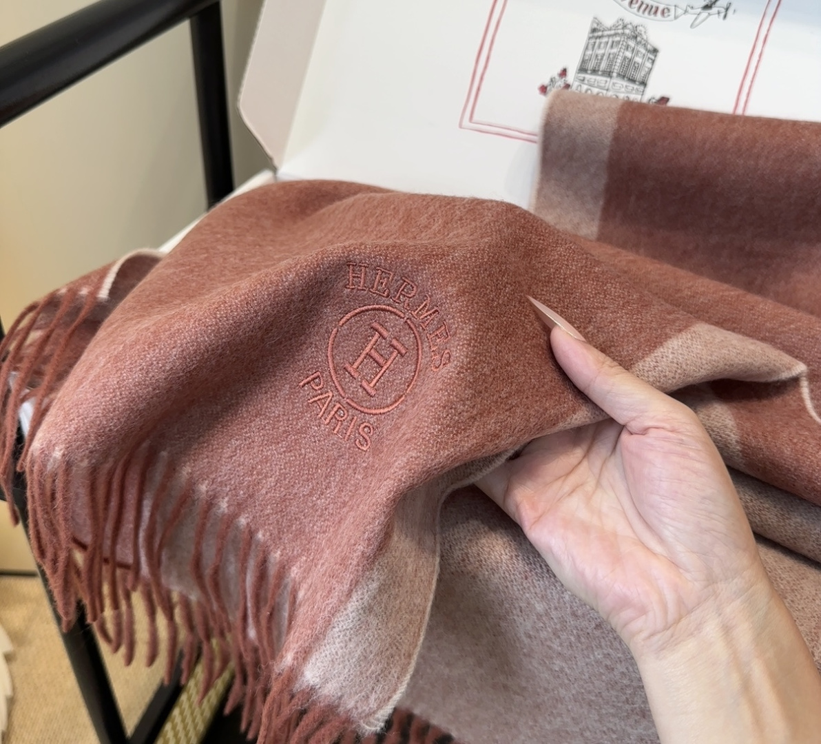 2025年Hermes · 爱马仕，难得一见的温柔配色，低调又不失优雅❗️】重点推荐❗️双边配色，一条围