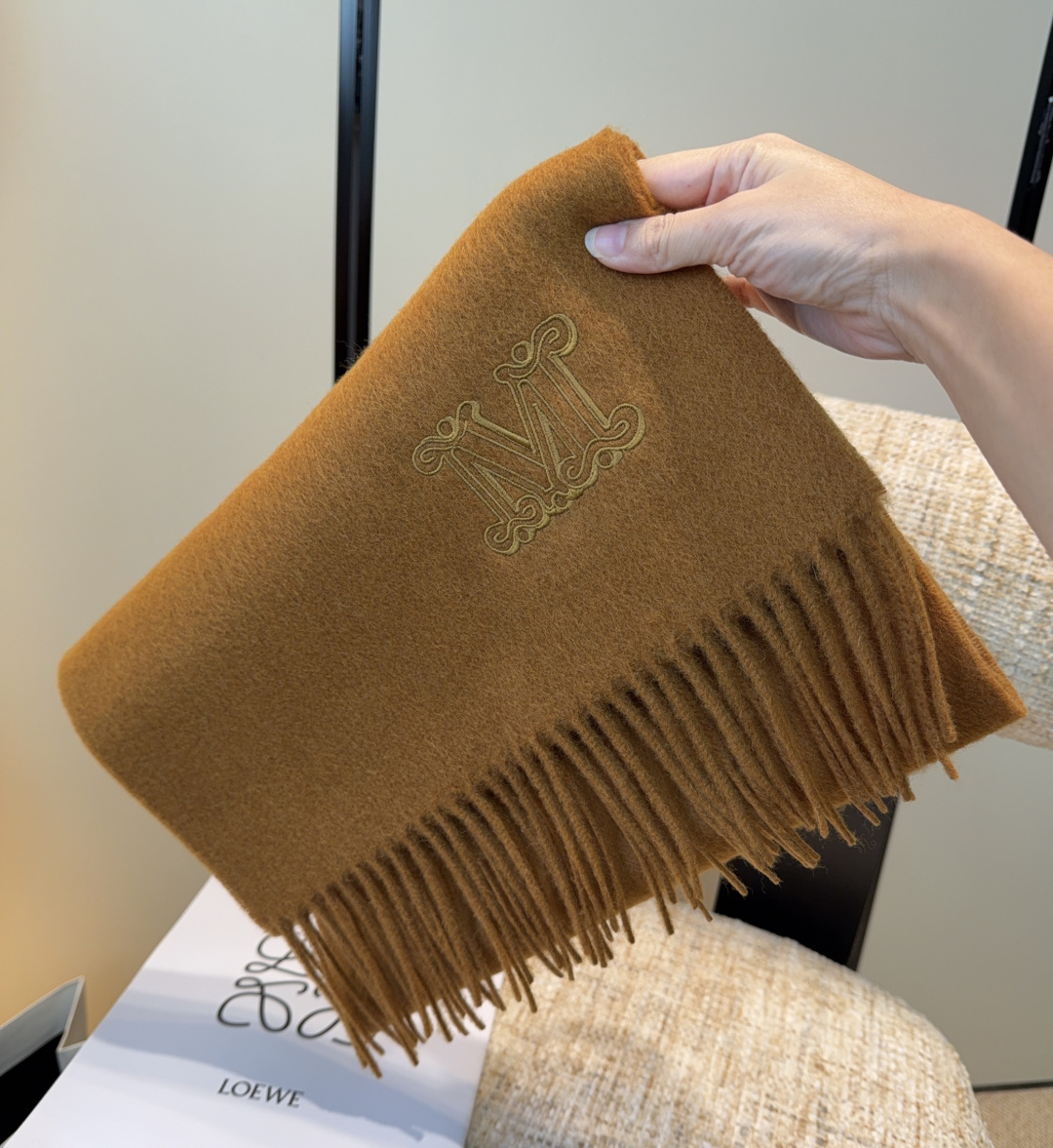 ✨MaxMara经典围巾❗来个硬货.麻溜的安排上.纯正出口❗原订单已经交货一批，其中一批刚过海关，直蹦英