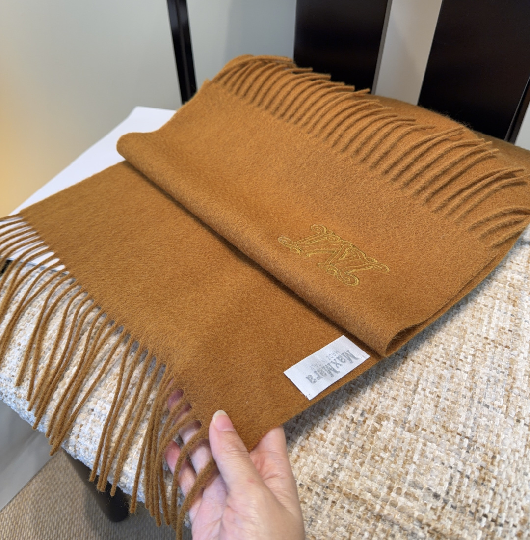 ✨MaxMara经典围巾❗来个硬货.麻溜的安排上.纯正出口❗原订单已经交货一批，其中一批刚过海关，直蹦英