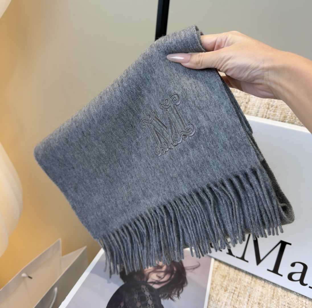 ✨MaxMara经典围巾❗来个硬货.麻溜的安排上.纯正出口❗原订单已经交货一批，其中一批刚过海关，直蹦英