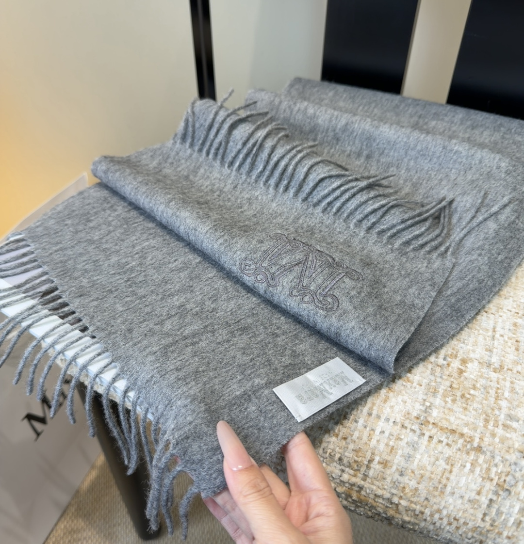 ✨MaxMara经典围巾❗来个硬货.麻溜的安排上.纯正出口❗原订单已经交货一批，其中一批刚过海关，直蹦英