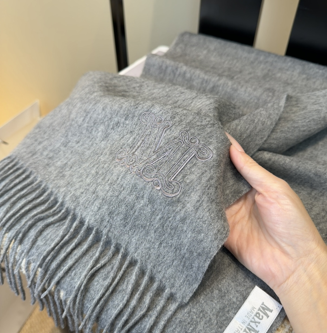 ✨MaxMara经典围巾❗来个硬货.麻溜的安排上.纯正出口❗原订单已经交货一批，其中一批刚过海关，直蹦英