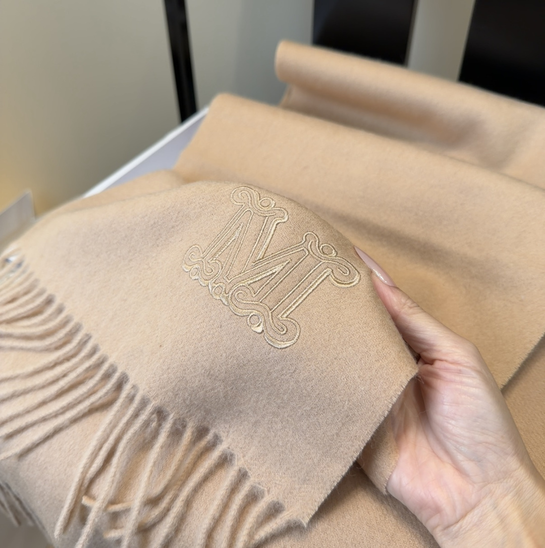 ✨MaxMara经典围巾❗来个硬货.麻溜的安排上.纯正出口❗原订单已经交货一批，其中一批刚过海关，直蹦英