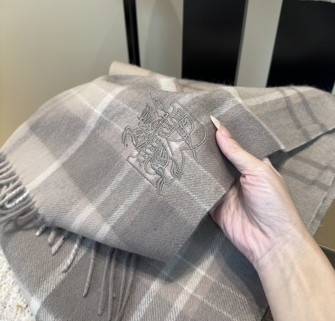 Burberry · 巴宝莉围巾❗️好看的要疯掉了，太有型太有魅力了❗️❗️非常斯文时尚的秋冬单品！真的