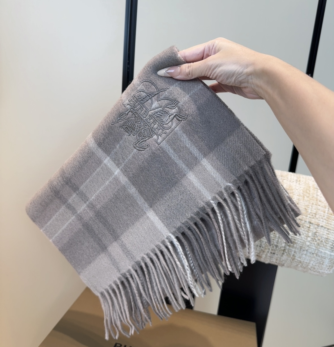 Burberry · 巴宝莉围巾❗️好看的要疯掉了，太有型太有魅力了❗️❗️非常斯文时尚的秋冬单品！真的