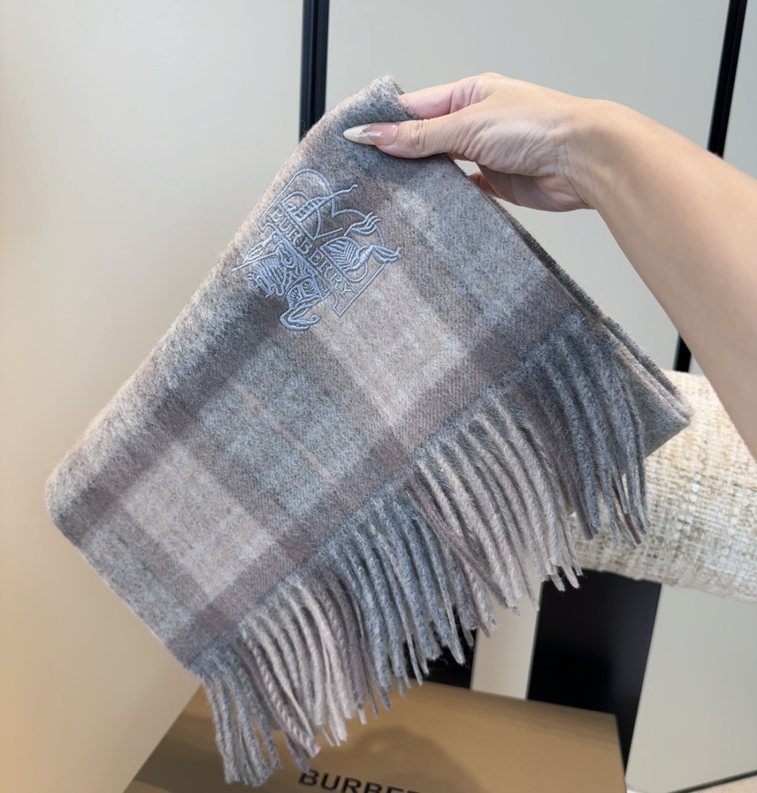 Burberry · 巴宝莉围巾❗️好看的要疯掉了，太有型太有魅力了❗️❗️非常斯文时尚的秋冬单品！真的