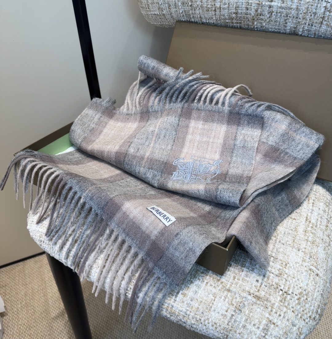 Burberry · 巴宝莉围巾❗️好看的要疯掉了，太有型太有魅力了❗️❗️非常斯文时尚的秋冬单品！真的