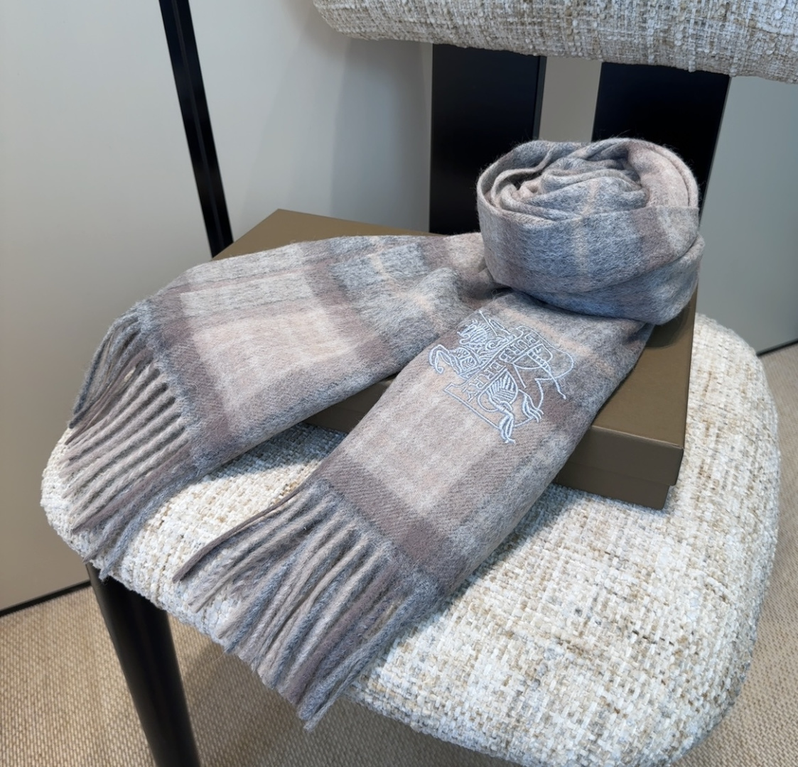 Burberry · 巴宝莉围巾❗️好看的要疯掉了，太有型太有魅力了❗️❗️非常斯文时尚的秋冬单品！真的