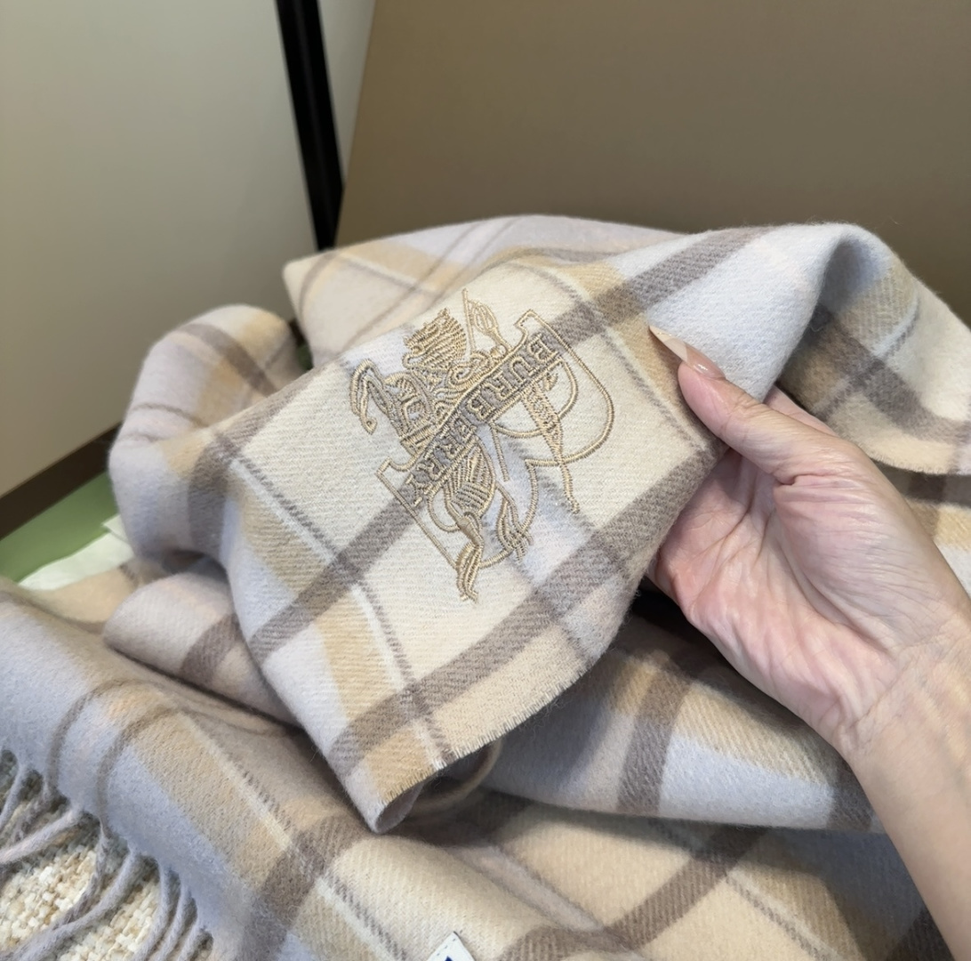 Burberry · 巴宝莉围巾❗️好看的要疯掉了，太有型太有魅力了❗️❗️非常斯文时尚的秋冬单品！真的