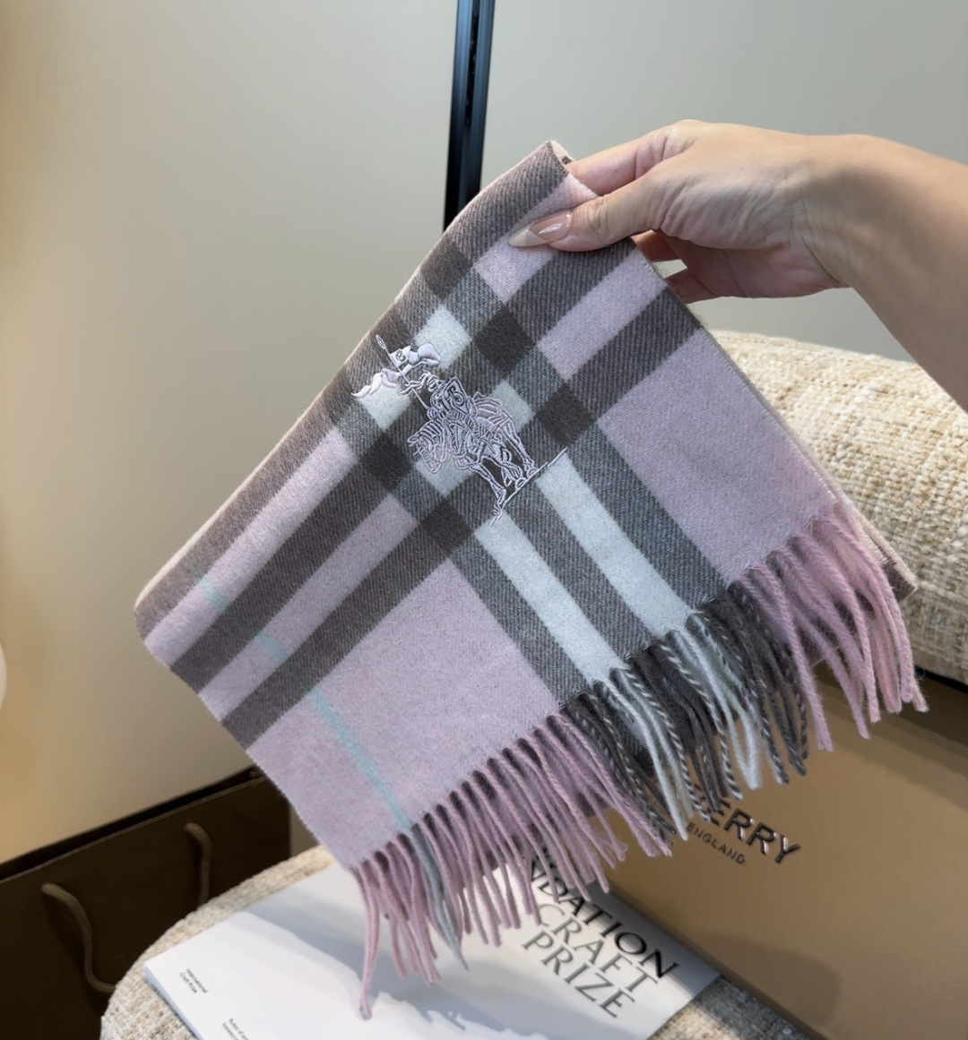 Burberry · 巴宝莉围巾❗️好看的要疯掉了，太有型太有魅力了❗️❗️非常斯文时尚的秋冬单品！真的