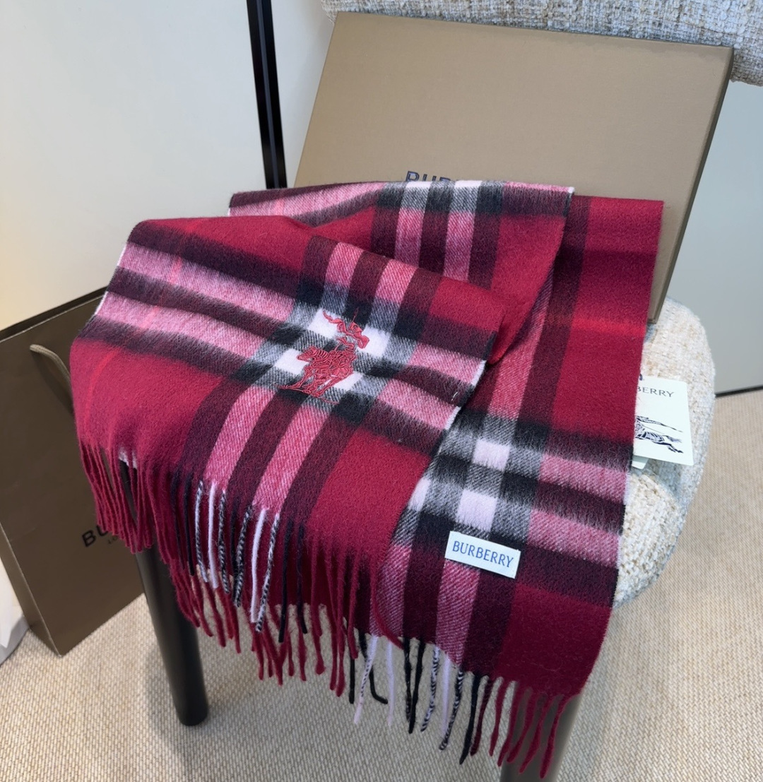 Burberry · 巴宝莉围巾❗️好看的要疯掉了，太有型太有魅力了❗️❗️非常斯文时尚的秋冬单品！真的