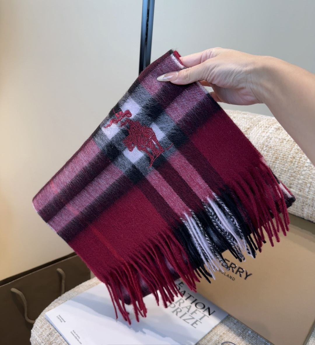Burberry · 巴宝莉围巾❗️好看的要疯掉了，太有型太有魅力了❗️❗️非常斯文时尚的秋冬单品！真的
