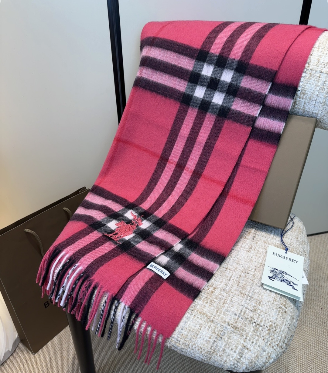 Burberry · 巴宝莉围巾❗️好看的要疯掉了，太有型太有魅力了❗️❗️非常斯文时尚的秋冬单品！真的