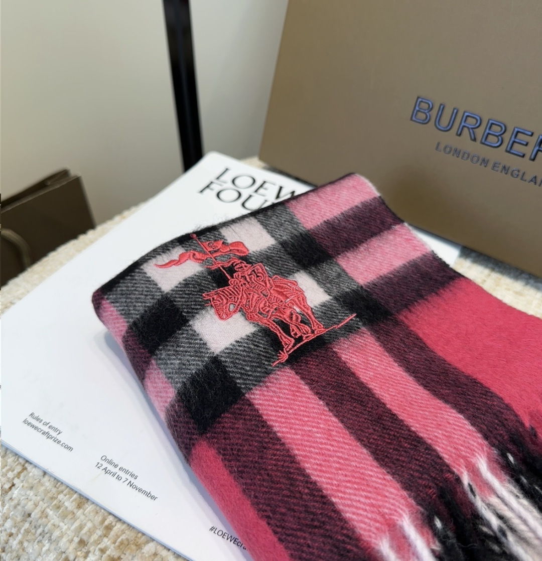 Burberry · 巴宝莉围巾❗️好看的要疯掉了，太有型太有魅力了❗️❗️非常斯文时尚的秋冬单品！真的
