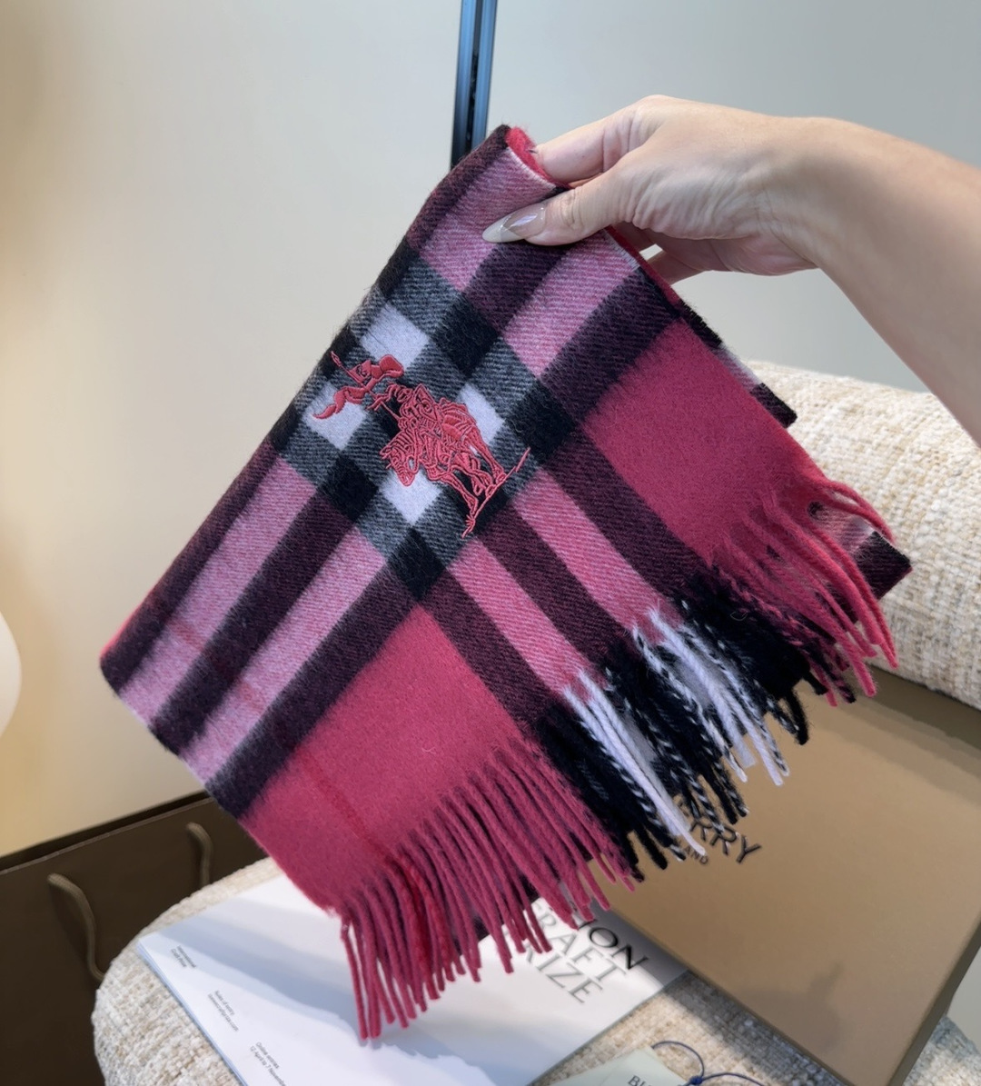 Burberry · 巴宝莉围巾❗️好看的要疯掉了，太有型太有魅力了❗️❗️非常斯文时尚的秋冬单品！真的