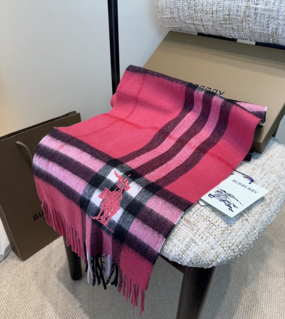 Burberry · 巴宝莉围巾❗️好看的要疯掉了，太有型太有魅力了❗️❗️非常斯文时尚的秋冬单品！真的