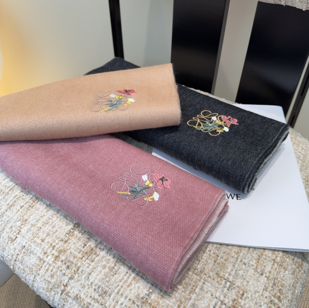 【▪Loewe · 罗意威难得一见的温柔配色，低调又不失优雅❗】重点推荐❗双面配色，一条围巾两种风格搭配