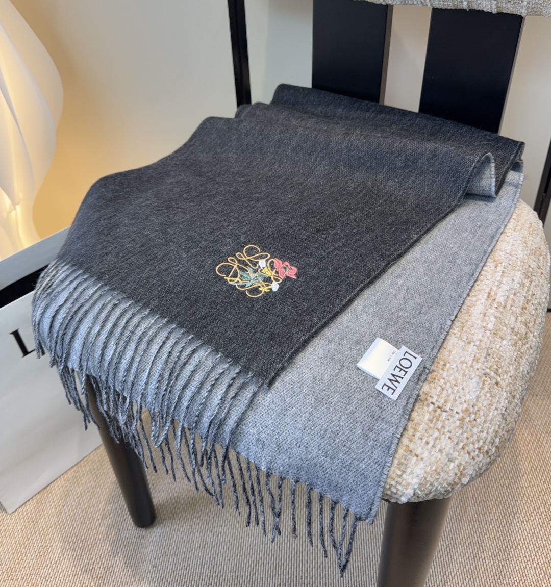 【▪Loewe · 罗意威难得一见的温柔配色，低调又不失优雅❗】重点推荐❗双面配色，一条围巾两种风格搭配