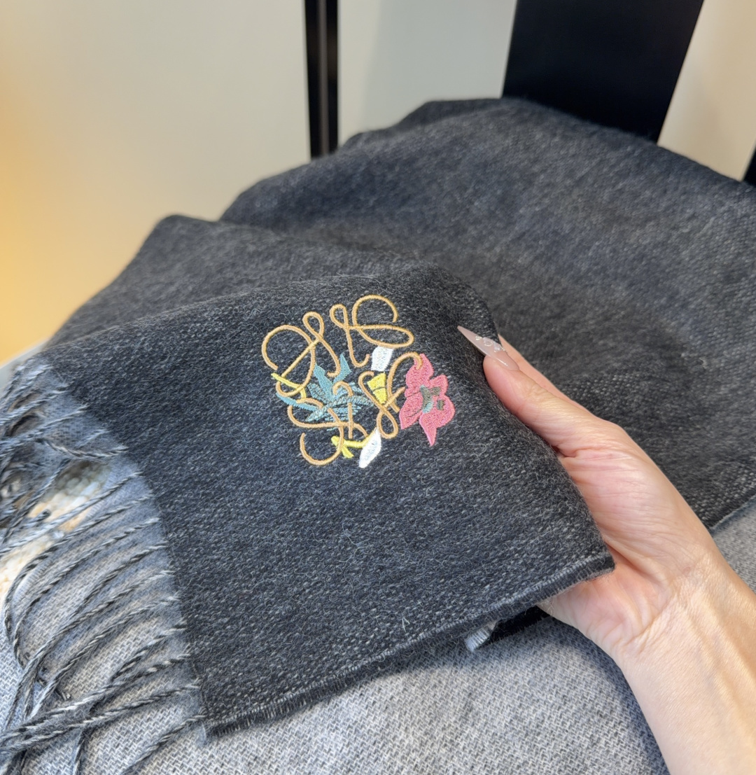 【▪Loewe · 罗意威难得一见的温柔配色，低调又不失优雅❗】重点推荐❗双面配色，一条围巾两种风格搭配