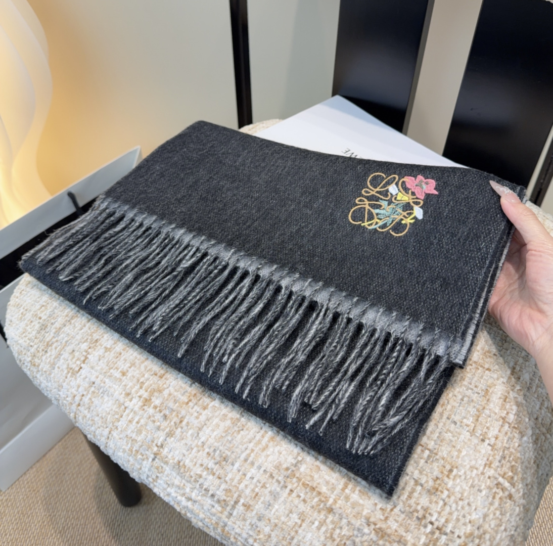 【▪Loewe · 罗意威难得一见的温柔配色，低调又不失优雅❗】重点推荐❗双面配色，一条围巾两种风格搭配