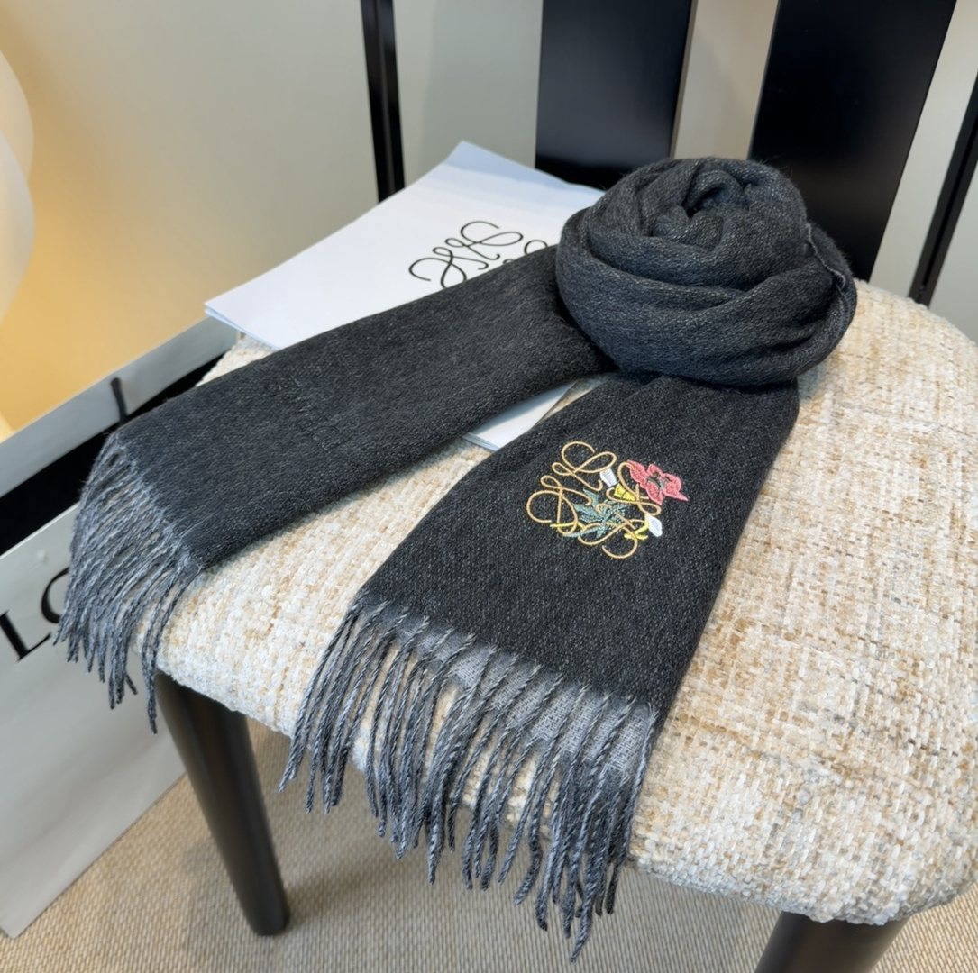 【▪Loewe · 罗意威难得一见的温柔配色，低调又不失优雅❗】重点推荐❗双面配色，一条围巾两种风格搭配