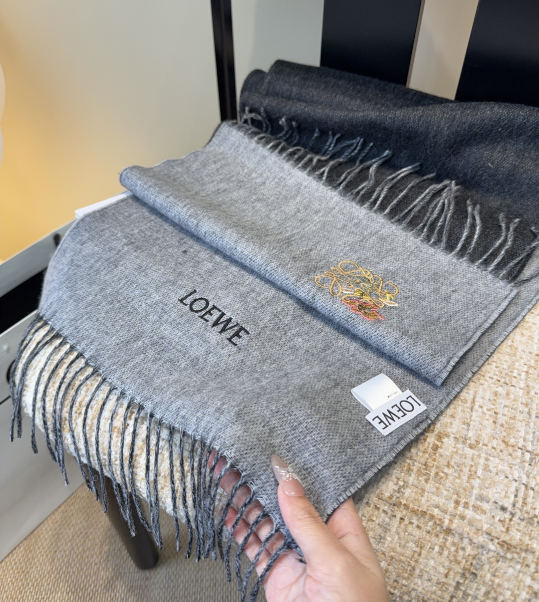 【▪Loewe · 罗意威难得一见的温柔配色，低调又不失优雅❗】重点推荐❗双面配色，一条围巾两种风格搭配
