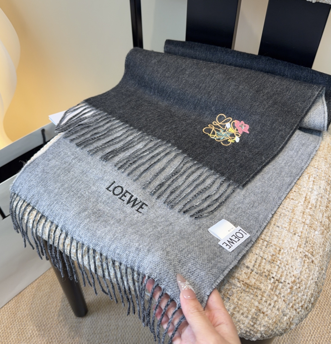 【▪Loewe · 罗意威难得一见的温柔配色，低调又不失优雅❗】重点推荐❗双面配色，一条围巾两种风格搭配