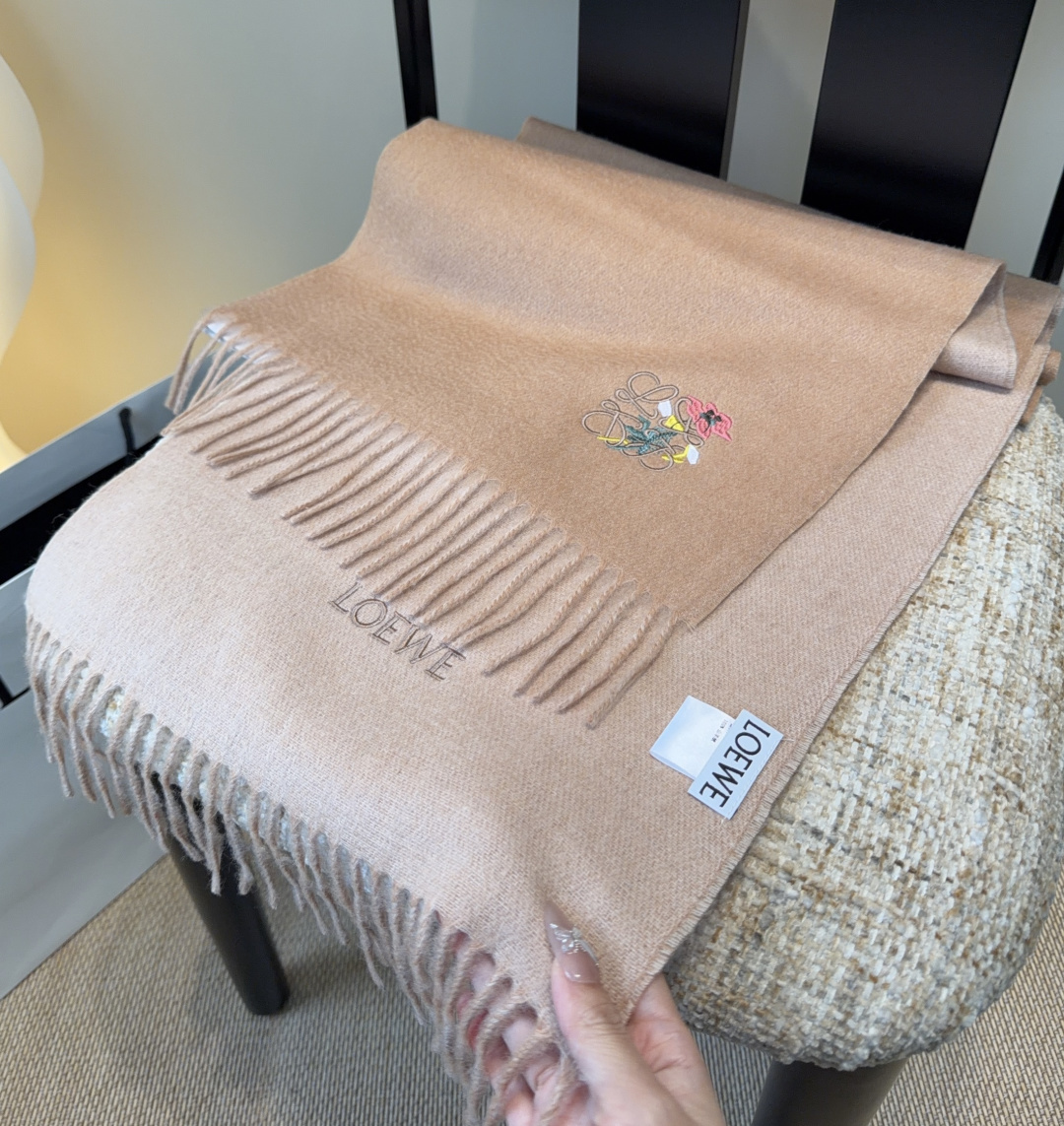 【▪Loewe · 罗意威难得一见的温柔配色，低调又不失优雅❗】重点推荐❗双面配色，一条围巾两种风格搭配