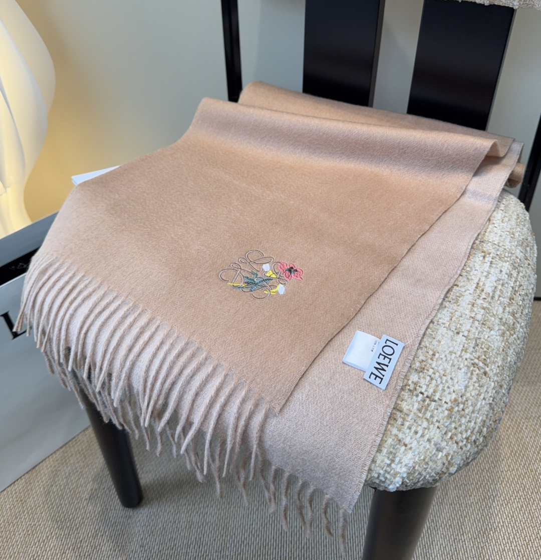 【▪Loewe · 罗意威难得一见的温柔配色，低调又不失优雅❗】重点推荐❗双面配色，一条围巾两种风格搭配