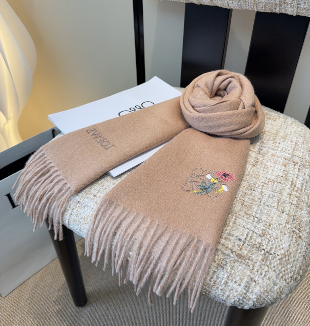 【▪Loewe · 罗意威难得一见的温柔配色，低调又不失优雅❗】重点推荐❗双面配色，一条围巾两种风格搭配