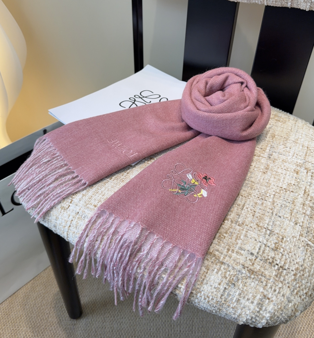 【▪Loewe · 罗意威难得一见的温柔配色，低调又不失优雅❗】重点推荐❗双面配色，一条围巾两种风格搭配