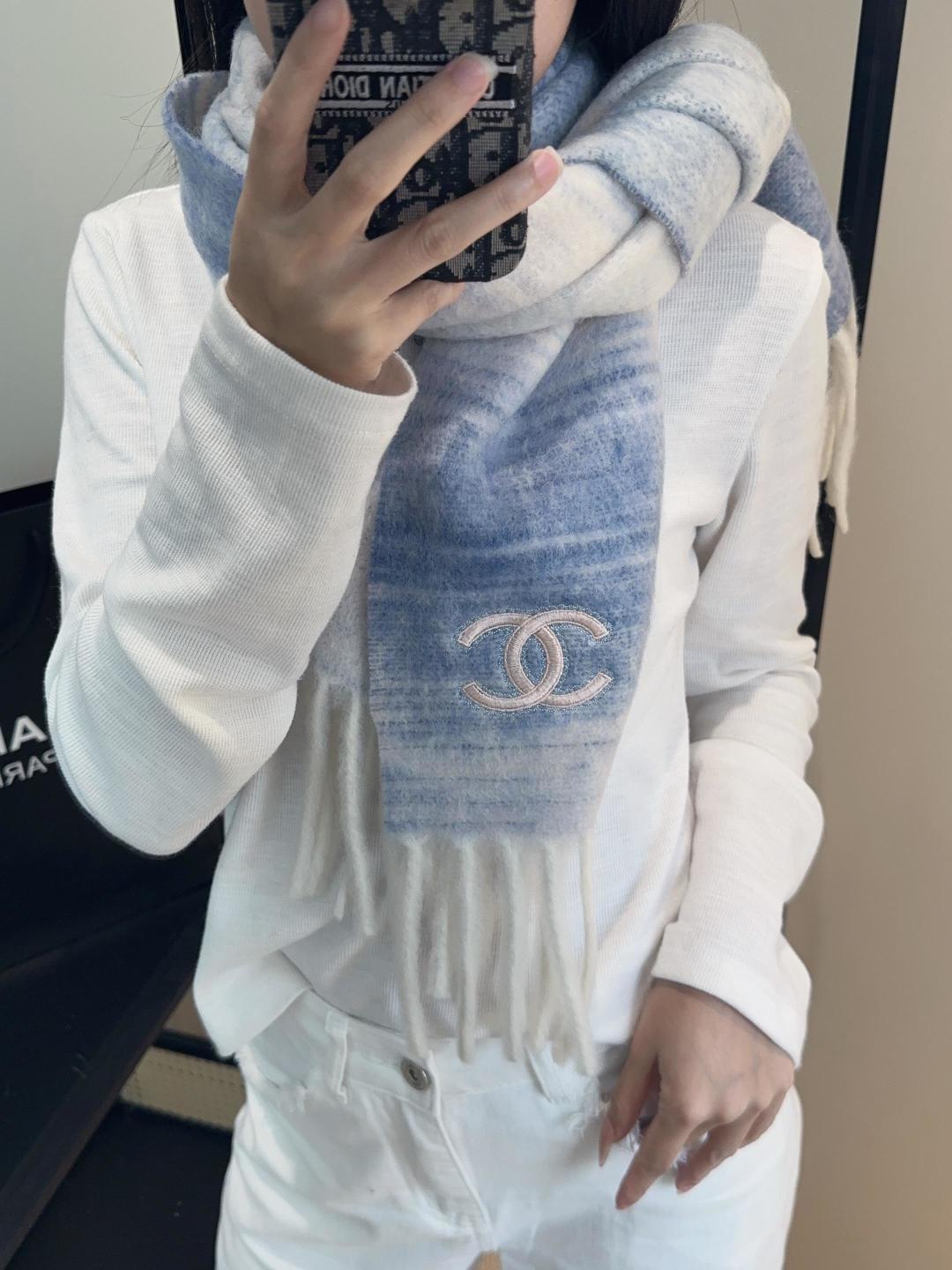 P175
香奈儿超美新款马海毛围巾!超级推荐入手!】质感好货!主打的马海毛围巾~据说超难买哦!!打了好多次版!终于出货 最接近原版 进出专柜无压力👍🏻做工非常精致,很有分量,我们的价格真的超级值!这个围巾最大的感触就是:超级柔软舒服,并且很有空气蓬松感!!!马海毛特殊工艺特有的质感真的太美了!数量有限,不保证随时有货~只要经济允许,任意收!!狂不挑人,狂气质!谁围谁有气质!!真的希望大家不要错过这样的款式。 40*185 225g 50%马海毛 48%羊毛 2%锦纶