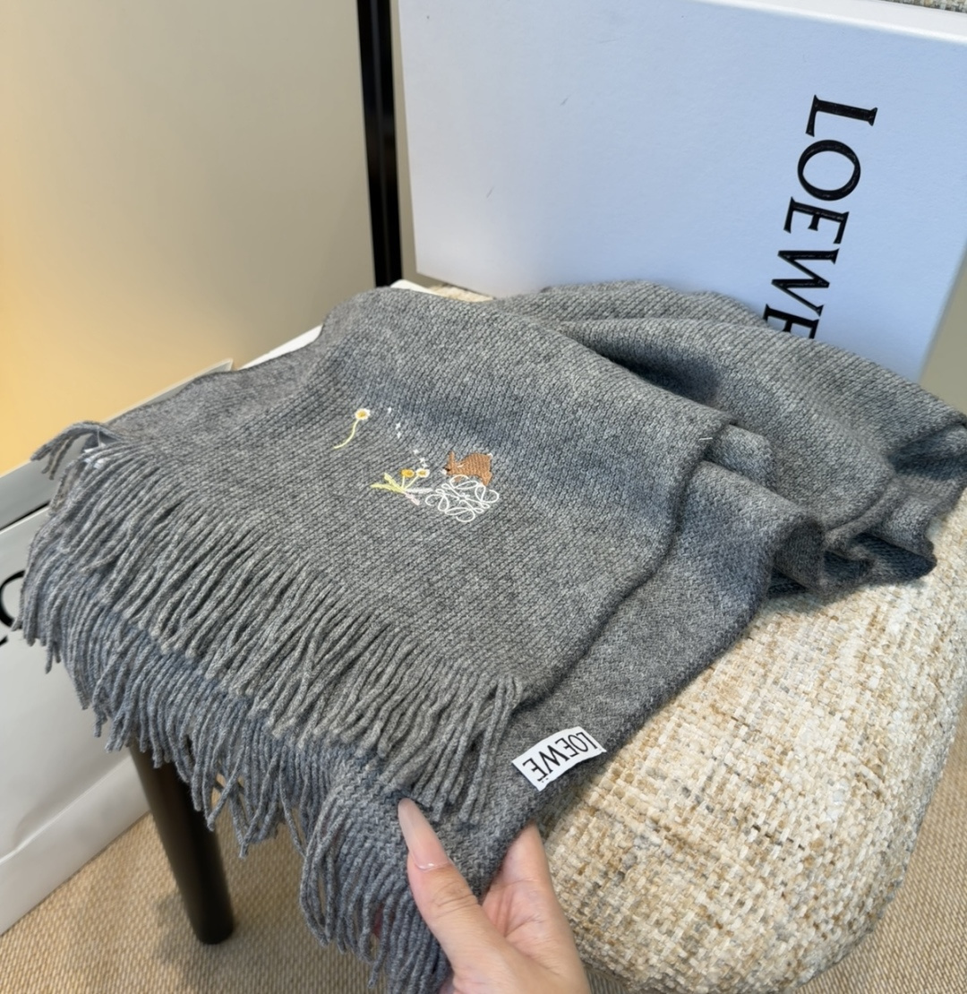 罗意威同步，高端羊绒针织围巾！可正式，可随意，非常assical的男款设计。这款织法比较难，又很费纱线，