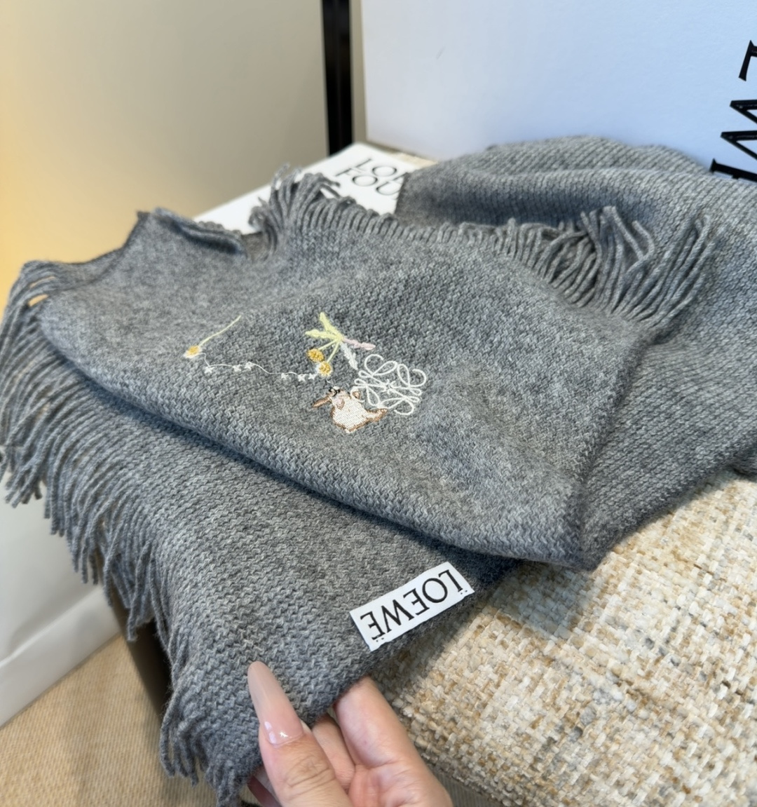 罗意威同步，高端羊绒针织围巾！可正式，可随意，非常assical的男款设计。这款织法比较难，又很费纱线，