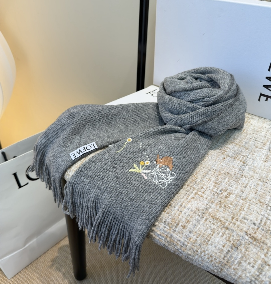 罗意威同步，高端羊绒针织围巾！可正式，可随意，非常assical的男款设计。这款织法比较难，又很费纱线，