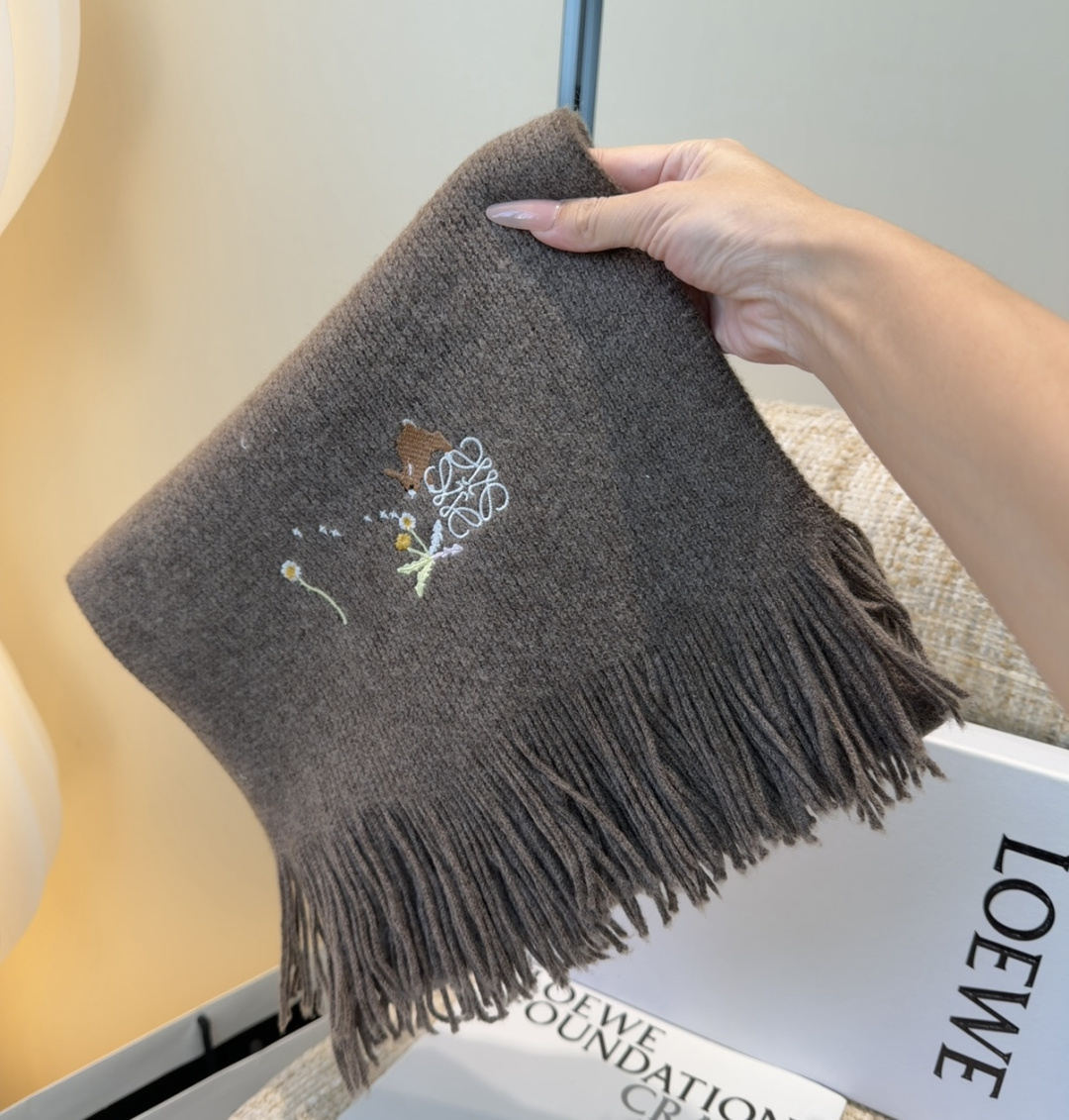 罗意威同步，高端羊绒针织围巾！可正式，可随意，非常assical的男款设计。这款织法比较难，又很费纱线，