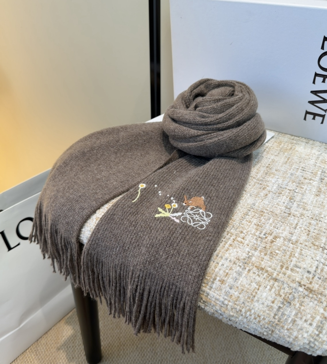 罗意威同步，高端羊绒针织围巾！可正式，可随意，非常assical的男款设计。这款织法比较难，又很费纱线，