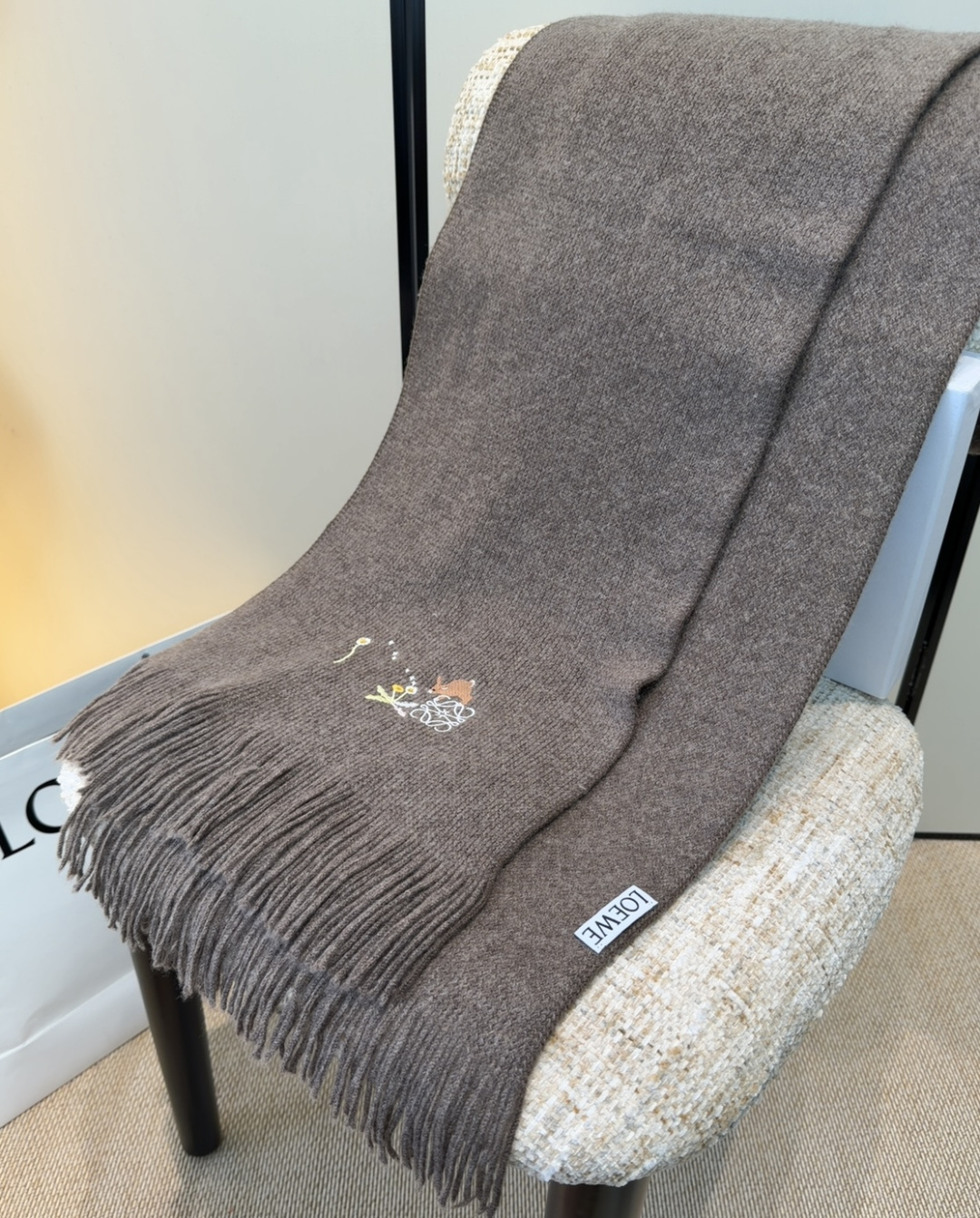 罗意威同步，高端羊绒针织围巾！可正式，可随意，非常assical的男款设计。这款织法比较难，又很费纱线，