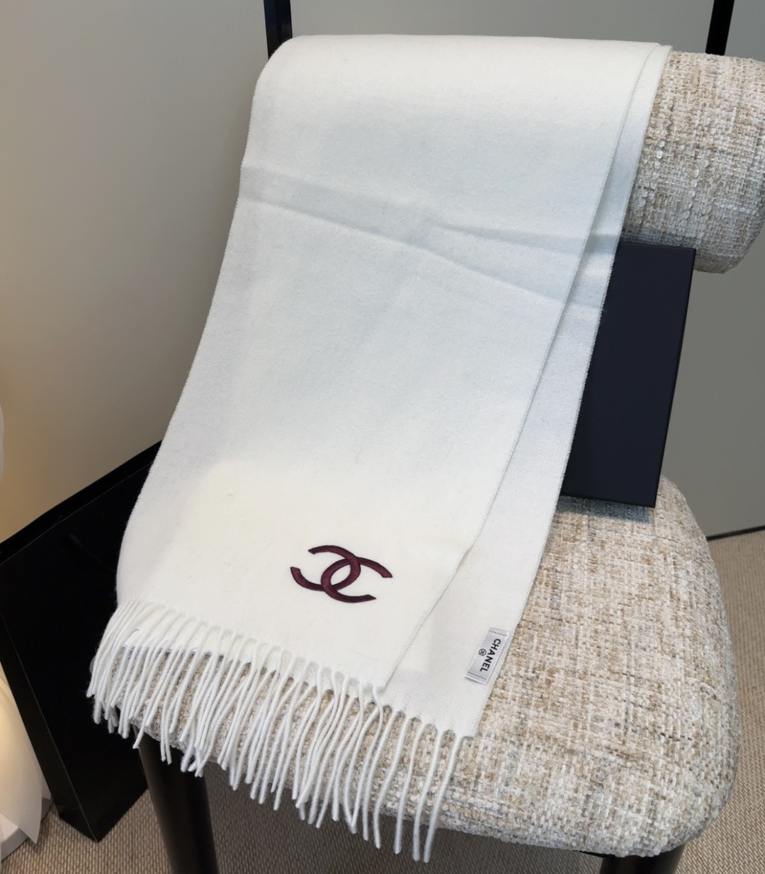 香奈儿围巾❗️好看的要疯掉了，太有型太有魅力了❗️❗️非常斯文时尚的秋冬单品！真的很喜欢，非常Class