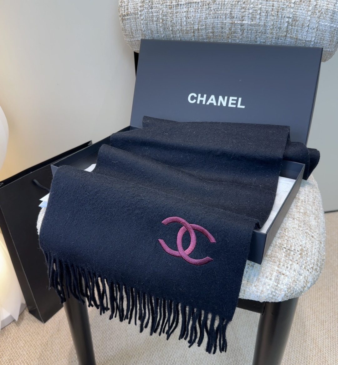 香奈儿围巾❗️好看的要疯掉了，太有型太有魅力了❗️❗️非常斯文时尚的秋冬单品！真的很喜欢，非常Class