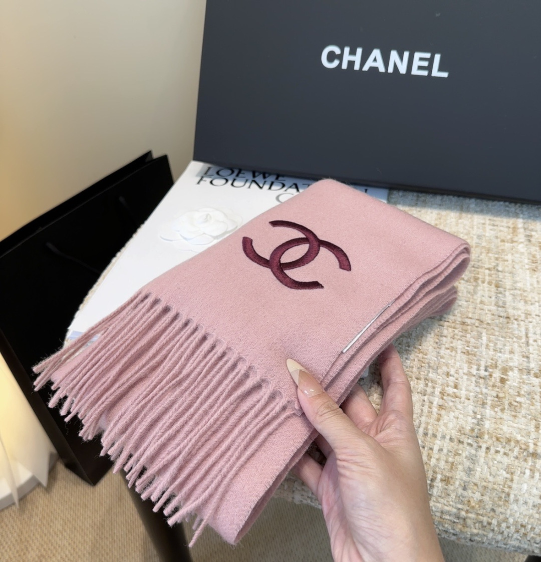 香奈儿围巾❗️好看的要疯掉了，太有型太有魅力了❗️❗️非常斯文时尚的秋冬单品！真的很喜欢，非常Class