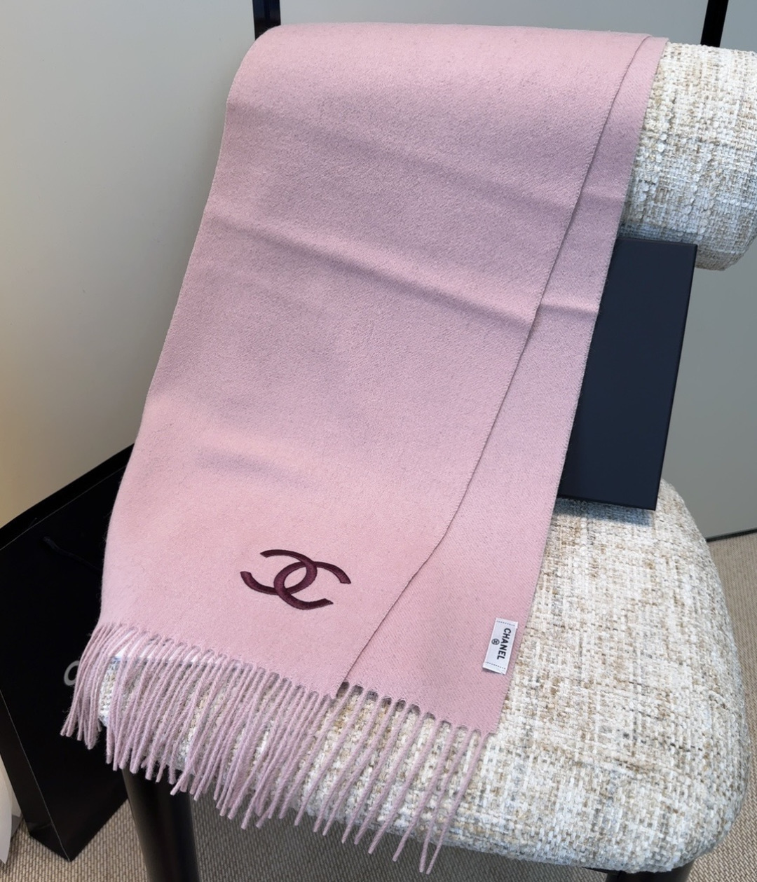 香奈儿围巾❗️好看的要疯掉了，太有型太有魅力了❗️❗️非常斯文时尚的秋冬单品！真的很喜欢，非常Class