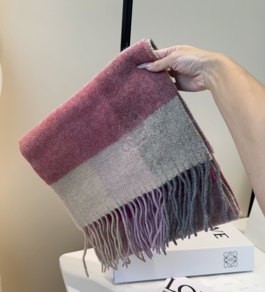 【▪Loewe · 罗意威难得一见的温柔配色，低调又不失优雅❗】重点推荐❗双面配色，一条围巾两种风格搭配