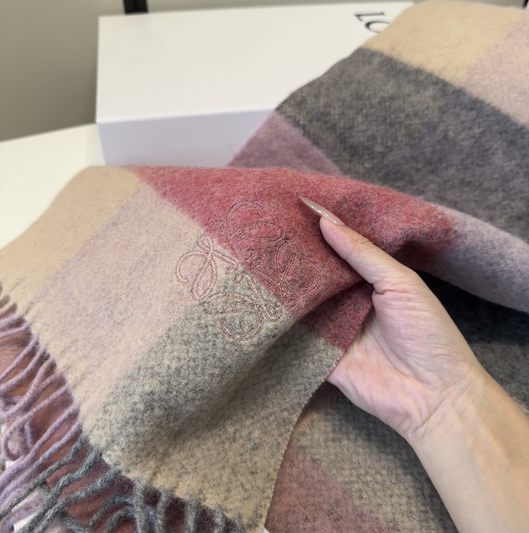 【▪Loewe · 罗意威难得一见的温柔配色，低调又不失优雅❗】重点推荐❗双面配色，一条围巾两种风格搭配