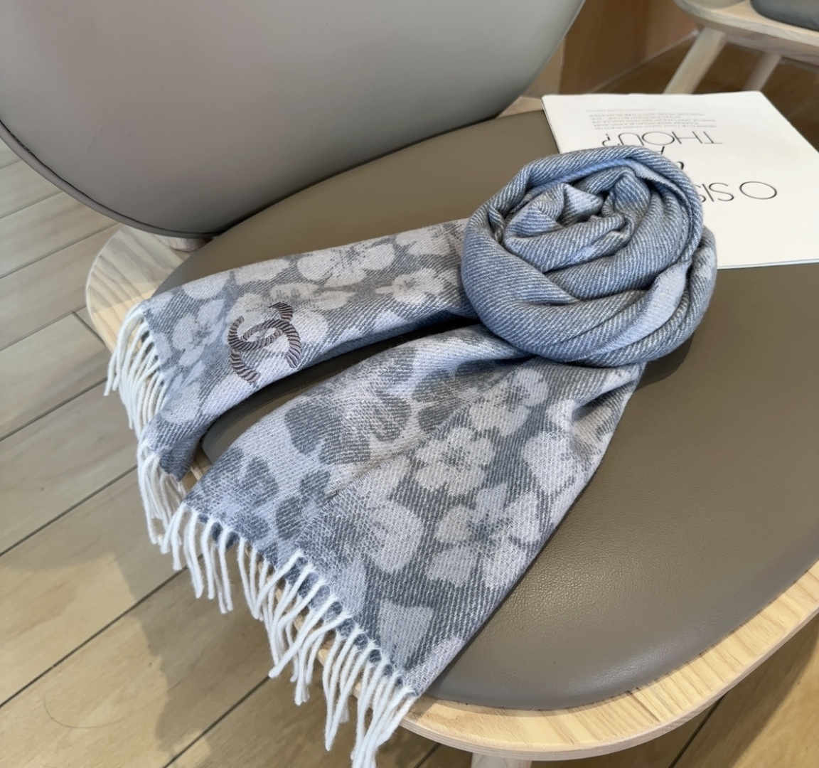 上新！2025秋冬香奈儿男女同款，同步，高端羊绒针织围巾！ 可正式，可随意，非常Classical的设计