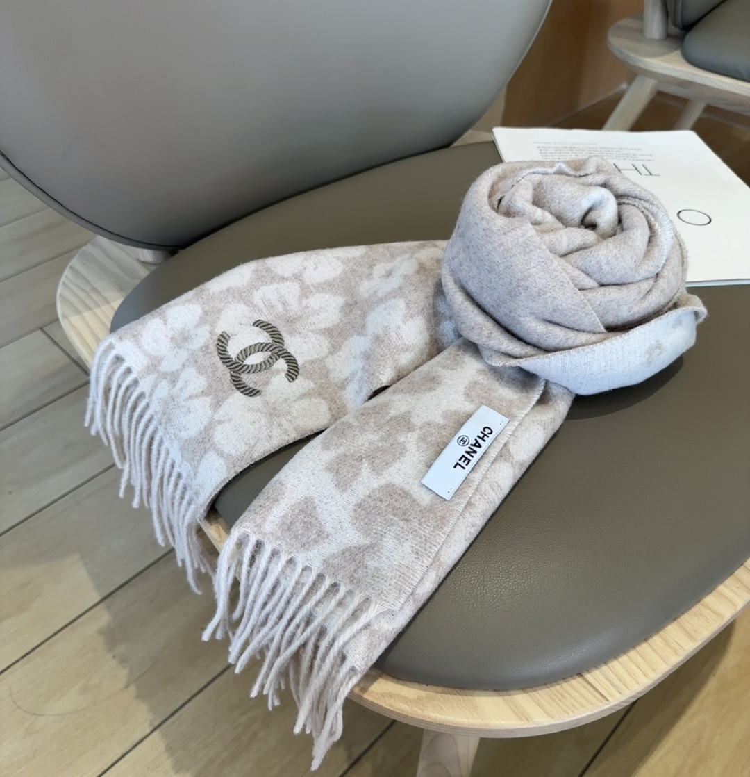 上新！2025秋冬香奈儿男女同款，同步，高端羊绒针织围巾！ 可正式，可随意，非常Classical的设计